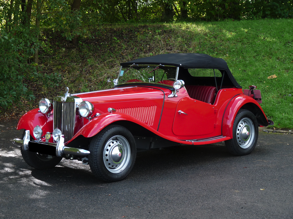 Effet détain de voiture classique MG TD ref137 porte-clés de voiture ou pin  badge voiture classique -  France